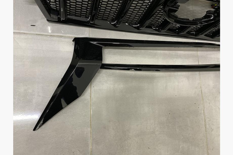 Toyota Land Cruiser Prado 150 2009-2023 Frontgrill 2017↗ LED (Zeus Black, mit Black Wimpern) Foto 4