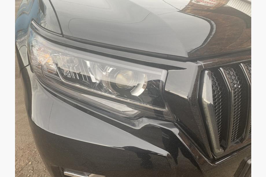 Toyota Land Cruiser Prado 150 2009-2023 Frontgrill 2017↗ LED (Zeus Black, mit Black Wimpern) Foto 6