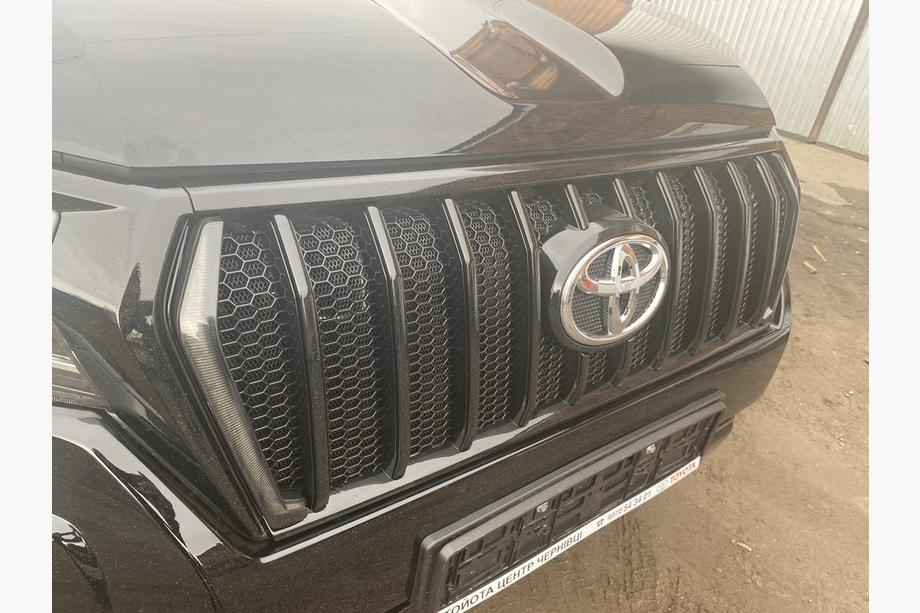 Toyota Land Cruiser Prado 150 2009-2023 Frontgrill 2017↗ LED (Zeus Black, mit Black Wimpern) Foto 7