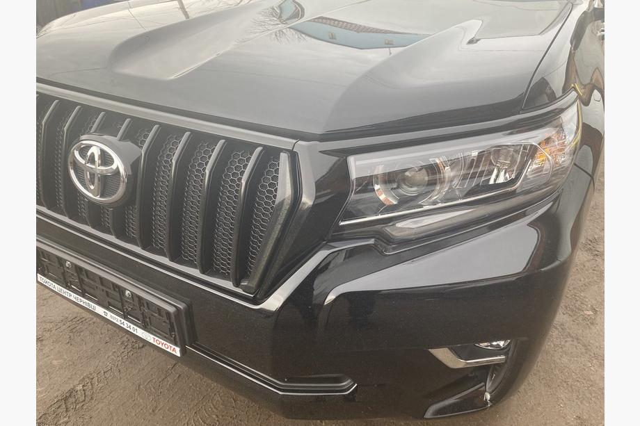 Toyota Land Cruiser Prado 150 2009-2023 Frontgrill 2017↗ LED (Zeus Black, mit Black Wimpern) Foto 9