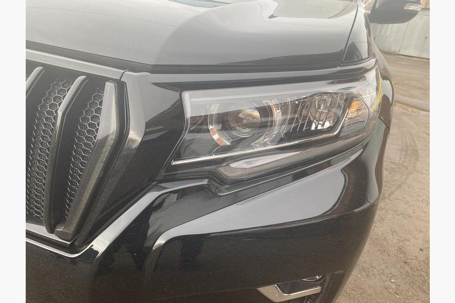 Toyota Land Cruiser Prado 150 2009-2023 Frontgrill 2017↗ LED (Zeus Black, mit Black Wimpern) Foto 10