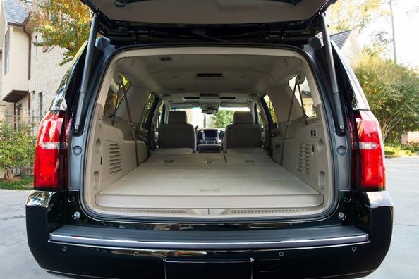 Übersicht des großen SUV Chevrolet Suburban Foto 8