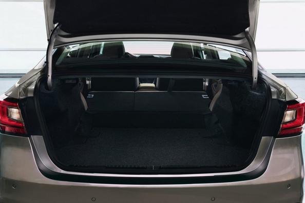Übersicht der siebten Generation des Subaru Legacy Limousine Foto 15