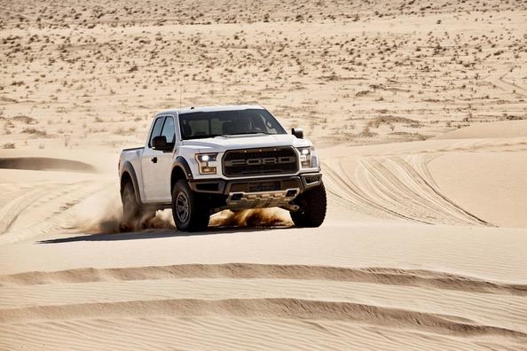 Übersicht der Full-size-Pickup Ford F-150 Raptor Foto 5