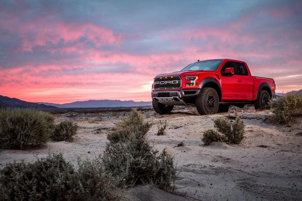 Übersicht der Full-size-Pickup Ford F-150 Raptor Foto 13