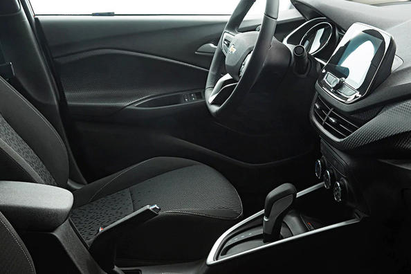 Überblick über das Budget der kompakten Limousine Chevrolet Onix Foto 9