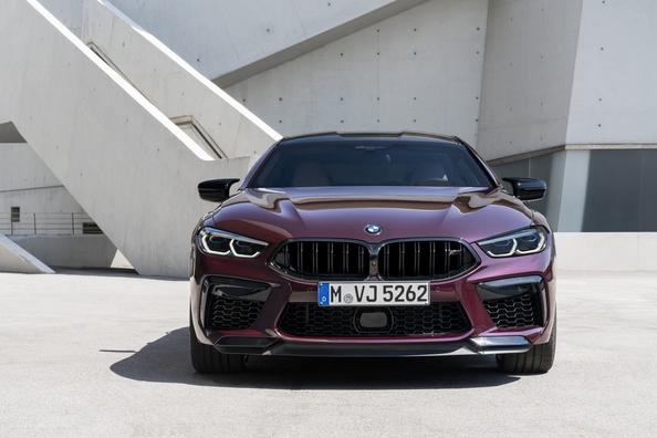 Überblick über die Sport-Limousine BMW M8 Gran Coupe Foto 1