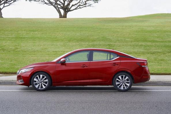 Übersicht der Limousine Nissan Sentra Modelljahr 2020 Foto 9