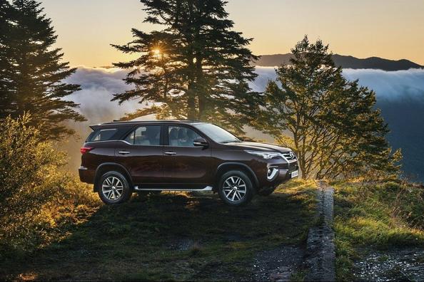 Überblick über den Rahmen des SUV Toyota Fortuner Foto 10