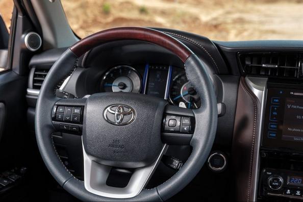 Überblick über den Rahmen des SUV Toyota Fortuner Foto 12