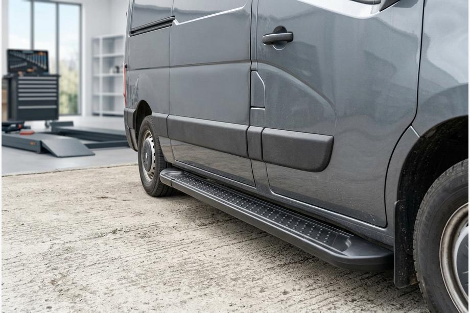 Nissan NV400 2010-2024 Trittbretter Allmond Black (2 Stk., Aluminium) Foto 1