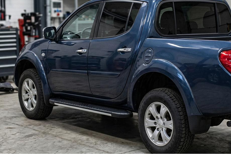 Mitsubishi L200 2015-2024 Trittbretter Bosphorus Grey (2 Stk., Aluminium) Image