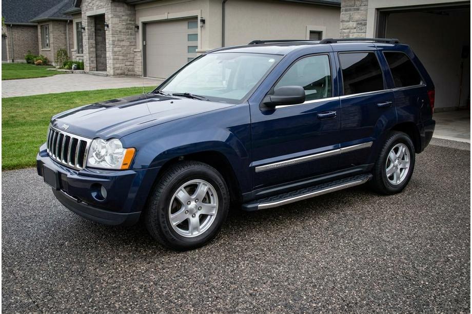 Jeep Grand Cherokee WK 2004-2010 Seitenschweller BlackLine (2 Stk., Aluminium) Foto 1