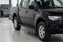 Mitsubishi L200 2015-2024 Seitenschweller Tayga Black (2 Stk., Aluminium) Foto 1