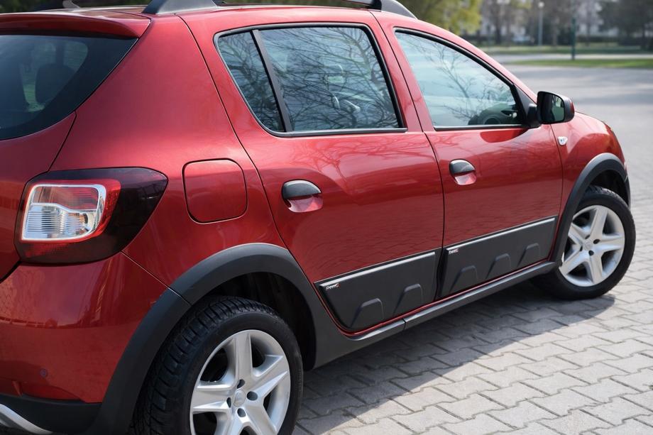 Dacia Sandero 2013-2020 Türleisten (4 Stk, ABS) Image