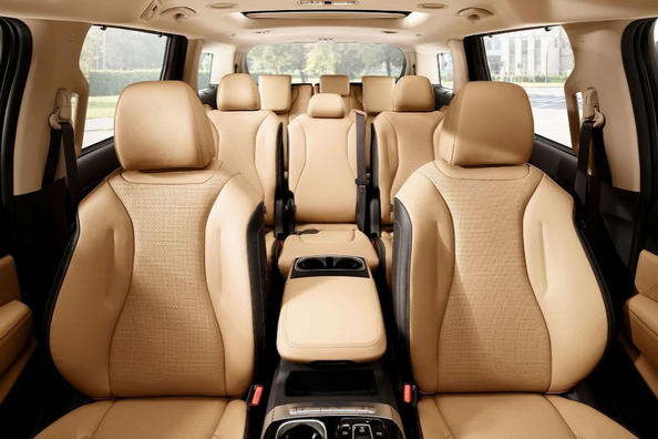 Rückblick auf den neuen KIA Carnival Minivan der neuen Generation Foto 7