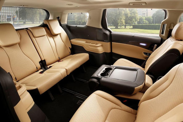 Rückblick auf den neuen KIA Carnival Minivan der neuen Generation Foto 9