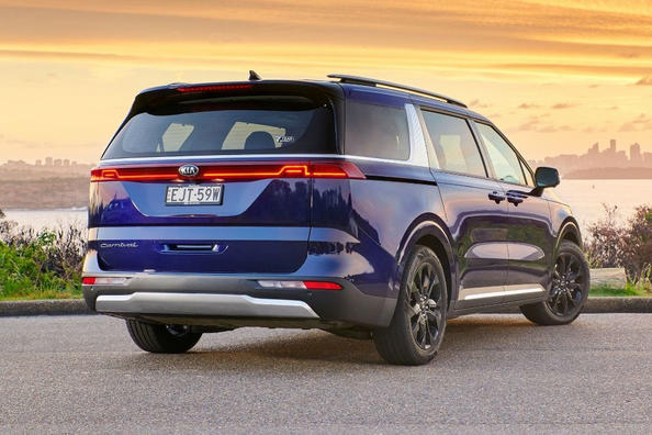 Rückblick auf den neuen KIA Carnival Minivan der neuen Generation Foto 3