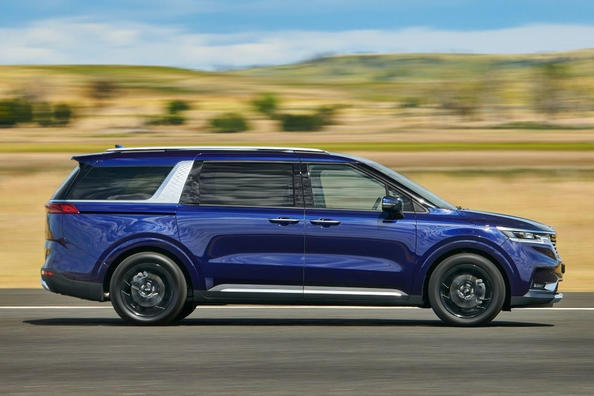 Rückblick auf den neuen KIA Carnival Minivan der neuen Generation Foto 5