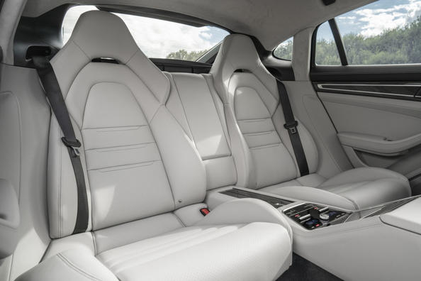 Rückblick auf den aktualisierten Liftback Porsche Panamera Turbo S Foto 8