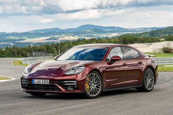 Rückblick auf den aktualisierten Liftback Porsche Panamera Turbo S Foto 1
