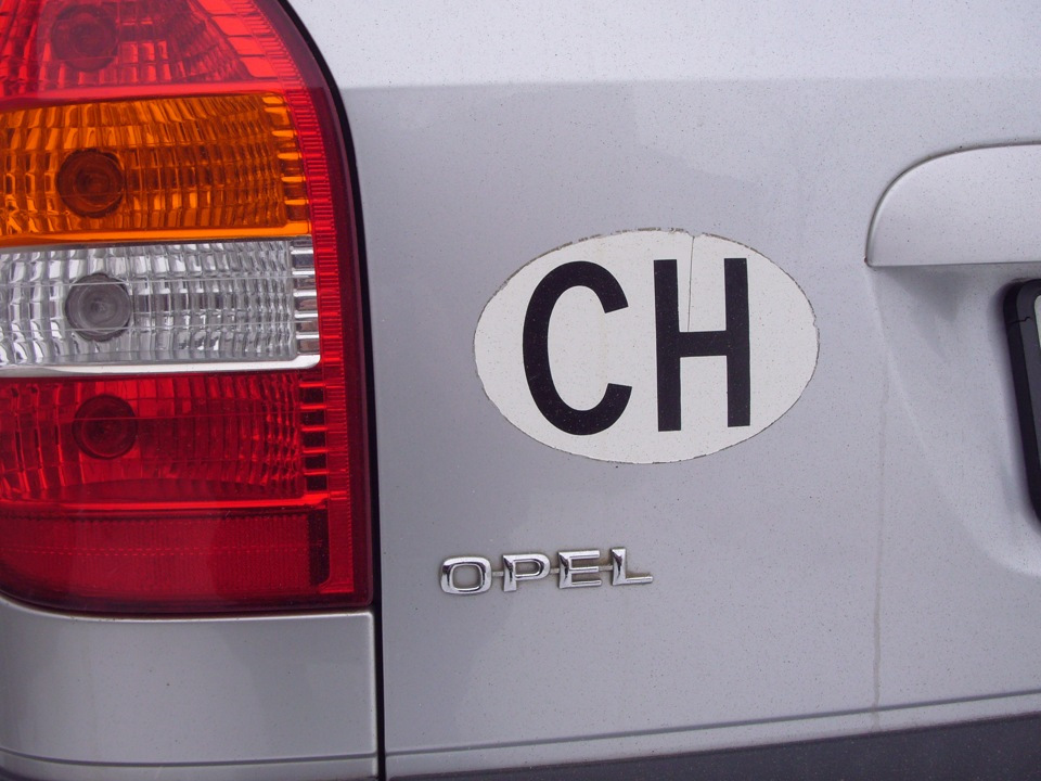 So entfernen Sie einfach und effizient einen Aufkleber von einem Auto