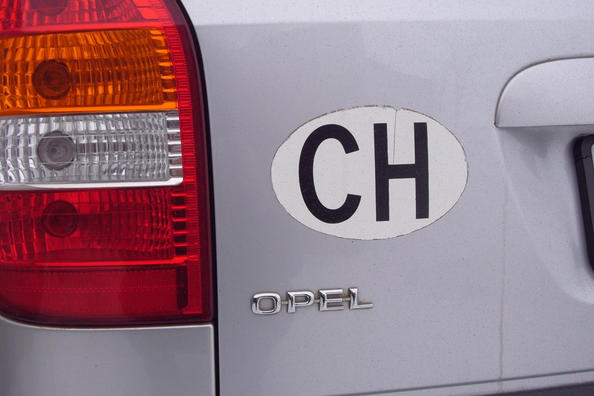 So entfernen Sie einfach und effizient einen Aufkleber von einem Auto Foto 1