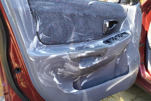 Wie kann man den Kunststoff im Auto schnell reinigen?