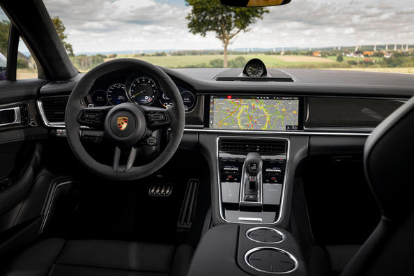 Testbericht zum allradgetriebenen Kombi Porsche Panamera Sport Turismo Foto 10