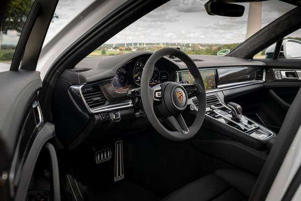 Testbericht zum allradgetriebenen Kombi Porsche Panamera Sport Turismo Foto 9