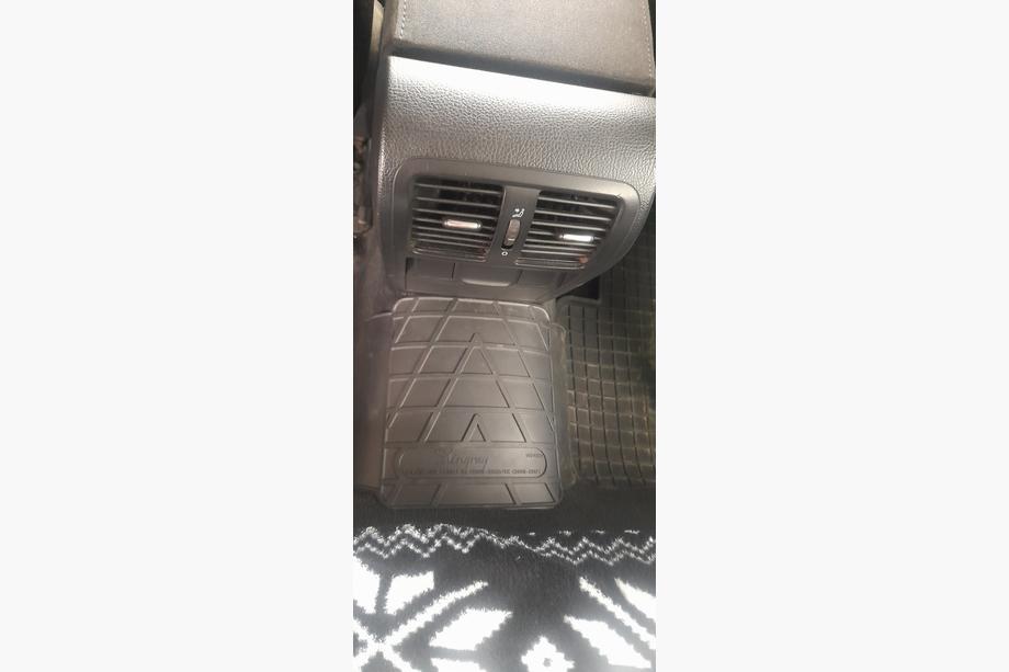 Volkswagen Passat B6 2006-2012 Hintere Mittelsteg Gummimatte (Stingray Premium) Foto 1