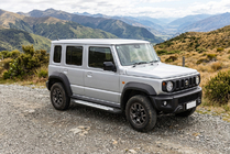 Suzuki Jimny 2018- Trittbretter Allmond Grey (2 Stk., Aluminium) Foto 1