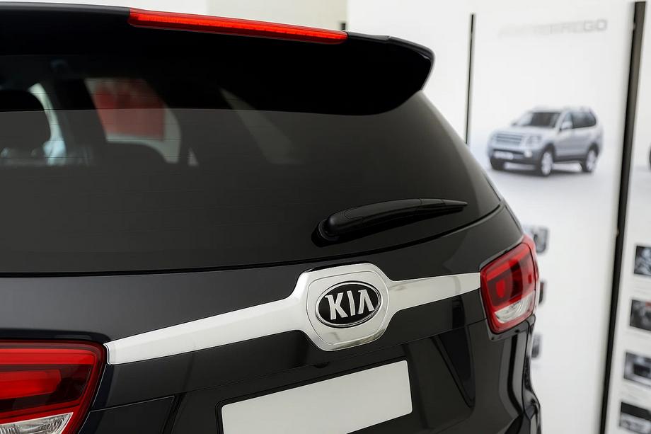Kia Sorento III UM 2014-2020 Kofferraumleistenabdeckung über dem Kennzeichen Libao V1 (Kunststoff) Image
