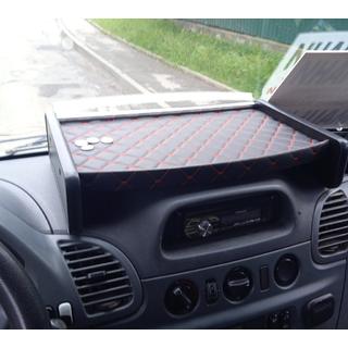 Armaturenbrett Ablage (2000-2006, Schwarz mit roter Naht) Mercedes Sprinter W901/902/903/904/905 1995–2006 Foto 1